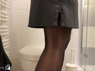 'SekretÃ¤rin reitet heimlich ihr Dildo auf der BÃ¼rotoilette'